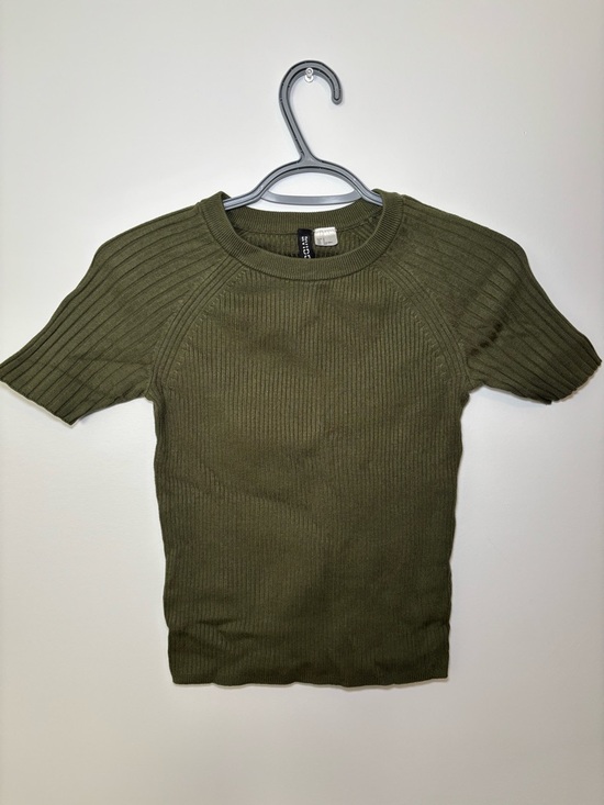 H&M Tops - 🌿 H&M Divided Textured Green Knit Tee - Size S